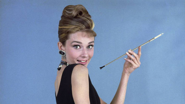 Vestido vuelo años 50 corte Audrey Hepburn
