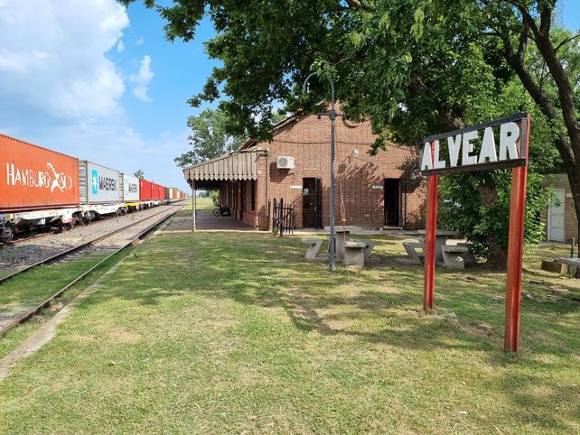 La estación del ferrocarril. La localidad está a 14 kilómetros al sur de Rosario.