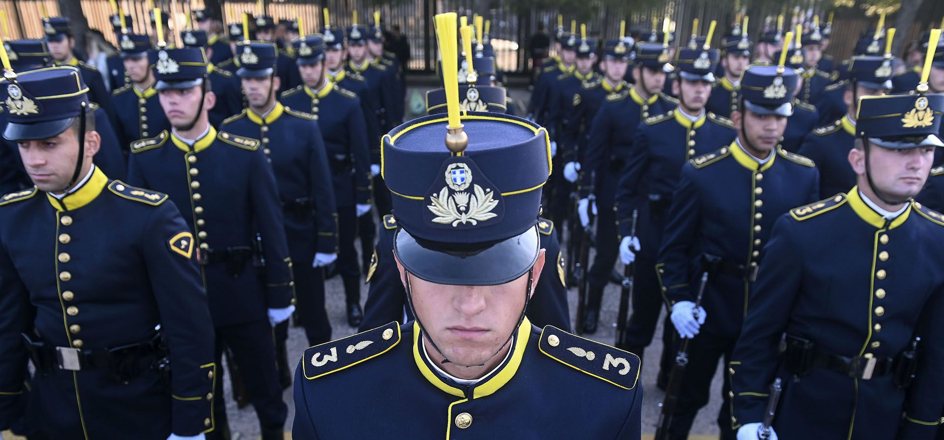 Los cadetes militares griegos se preparan para participar en el desfile militar anual en la ciudad portuaria de Tesalónica, en el norte de Grecia, el viernes 28 de octubre de 2022. El desfile se lleva a cabo para celebrar la negativa de Grecia a alinearse con una Italia fascista beligerante en 1940 y en su lugar luchar un oponente mucho más fuerte, una decisión que lo arrastró a la Segunda Guerra Mundial y finalmente condujo a una ocupación brutal por parte de la Alemania nazi.
