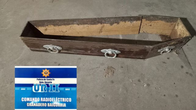 Insólito e irracional: detuvieron a una pareja que estaba robando cables y los cargaba en un féretro