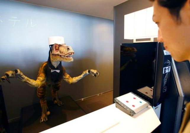 El recepcionista que habla inglés tiene forma de dinosaurio.