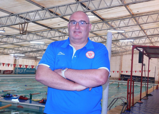 El profesor Adri&aacute;n Tur es un destacado entrenador de nataci&oacute;n