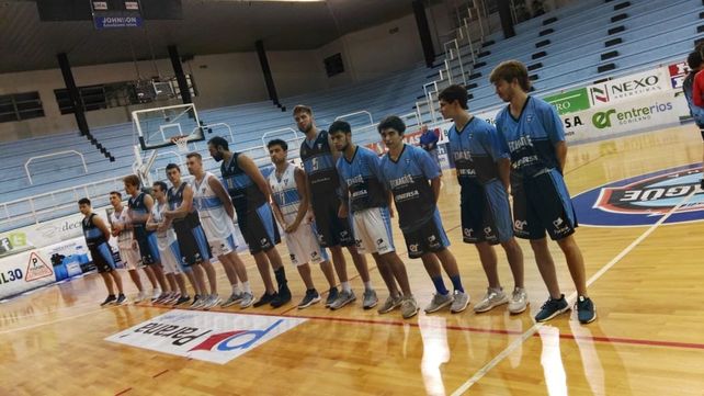 Los chicos posaron en el gimnasio cubierto.&nbsp;