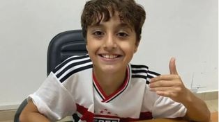 El nene de nueve años firmó contrato con el Tricolor.