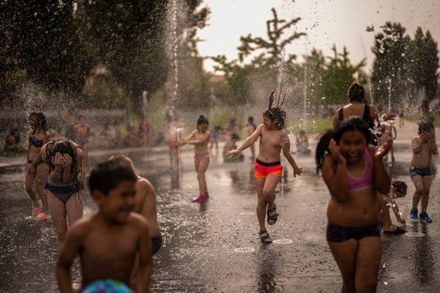 Chicos madrileños disfrutan de una fuente. La ola de calor es una de las tres peores en los últimos 41 años.