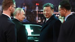 Kremlin. La figura de Xi Jinping (derecha) lo muestra más sonriente y alto al lado de su socio y colega ruso.