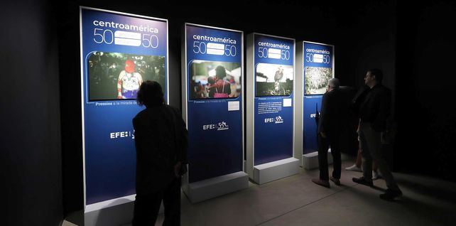 Personas visitan hoy la exposición fotográfica