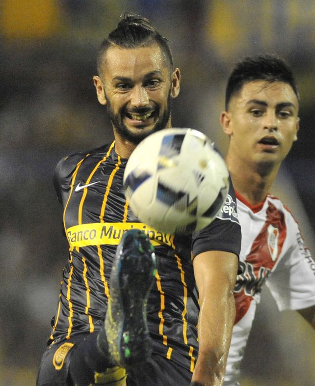 Larrondo. El delantero se fue de Central a Canadá