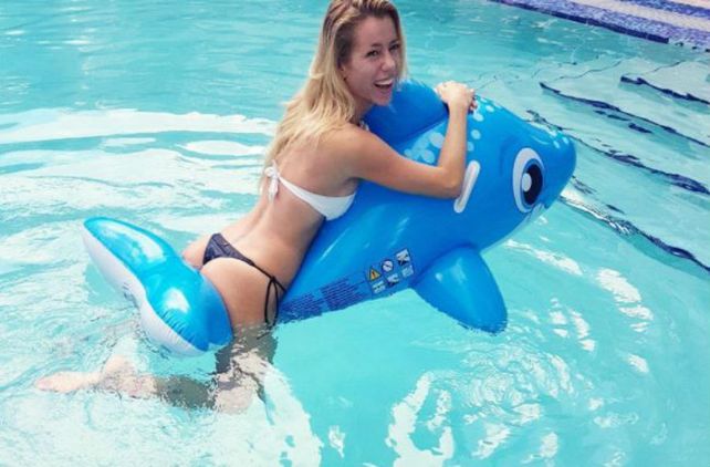 Nicole Neumman disfruta de su vida de soltera relajada y muy sensual en Miami