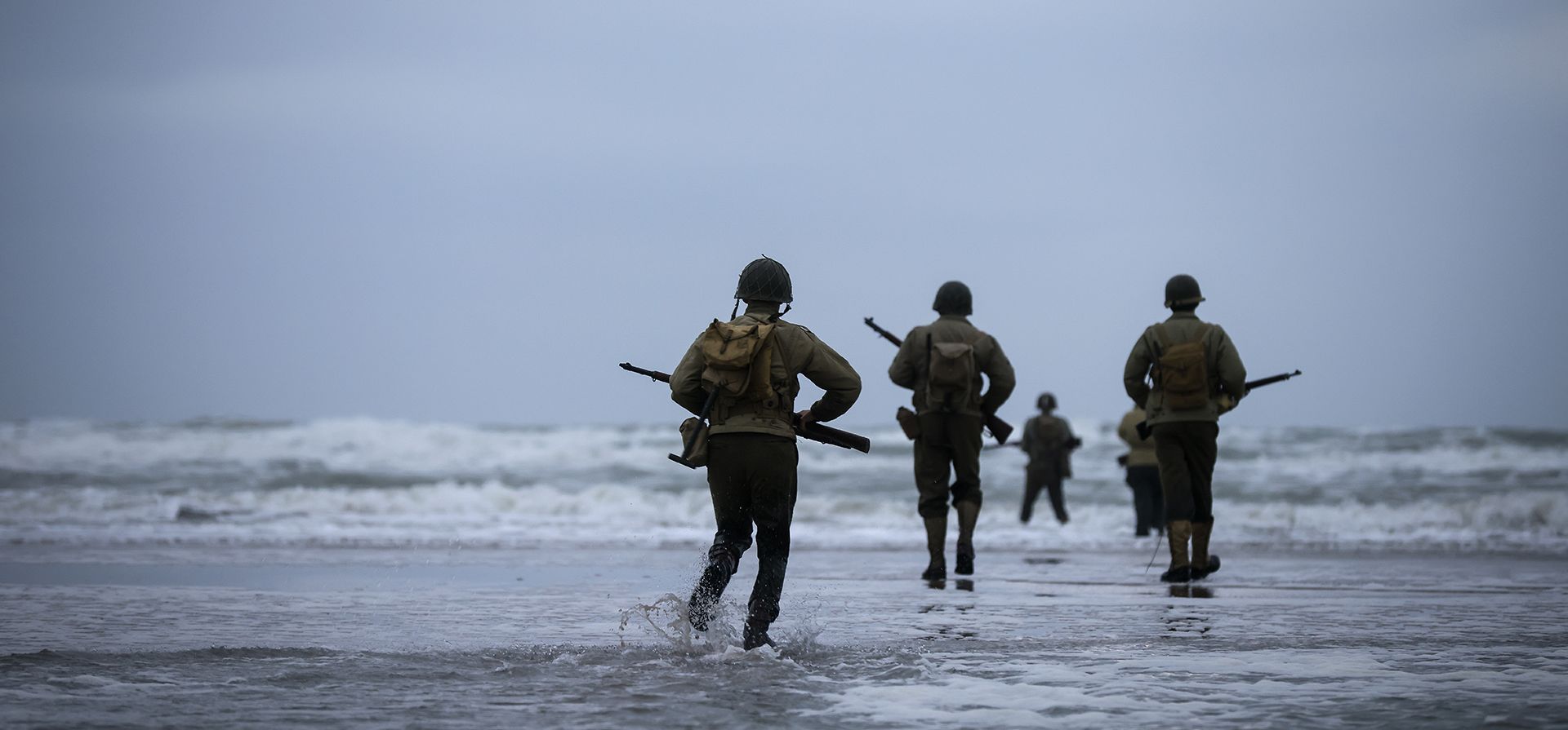 Recreadores de la Segunda Guerra Mundial caminan en la playa de Omaha en Saint-Laurent-sur-Mer, Normandía, Francia, el martes 6 de junio de 2023. La invasión del Día D que ayudó a cambiar el curso de la Segunda Guerra Mundial no tuvo precedentes en escala y audacia. Casi 160.000 soldados aliados desembarcaron en las costas de Normandía al amanecer del 6 de junio de 1944. (Foto AP/Thomas Padilla) Recreadores de la Segunda Guerra Mundial caminan en la playa de Omaha en Saint-Laurent-sur-Mer, Normandía, Francia, el martes 6 de junio de 2023. La invasión del Día D que ayudó a cambiar el curso de la Segunda Guerra Mundial no tuvo precedentes en escala y audacia. Casi 160.000 soldados aliados desembarcaron en las costas de Normandía al amanecer del 6 de junio de 1944. (Foto AP/Thomas Padilla)