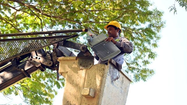 Alumbrado público: en casi un mes de trabajo, las empresas intervinieron 10 de los 80 barrios planificados