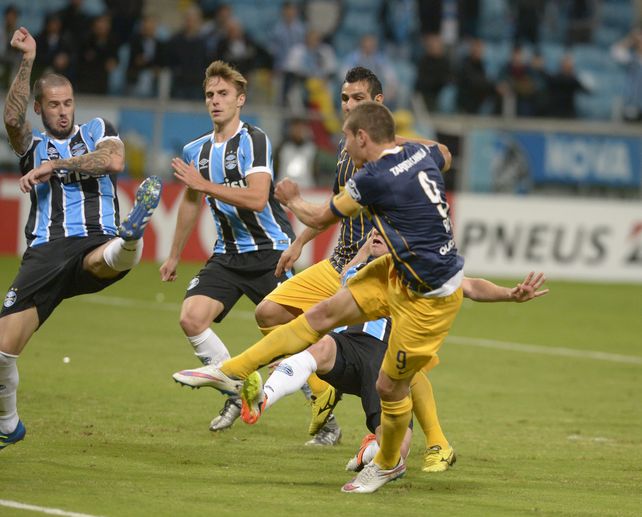 Ruben impacto de derecha y anota el gol de triunfo de Central en Porto Alegre. Triunfazo del equipo del Chacho.