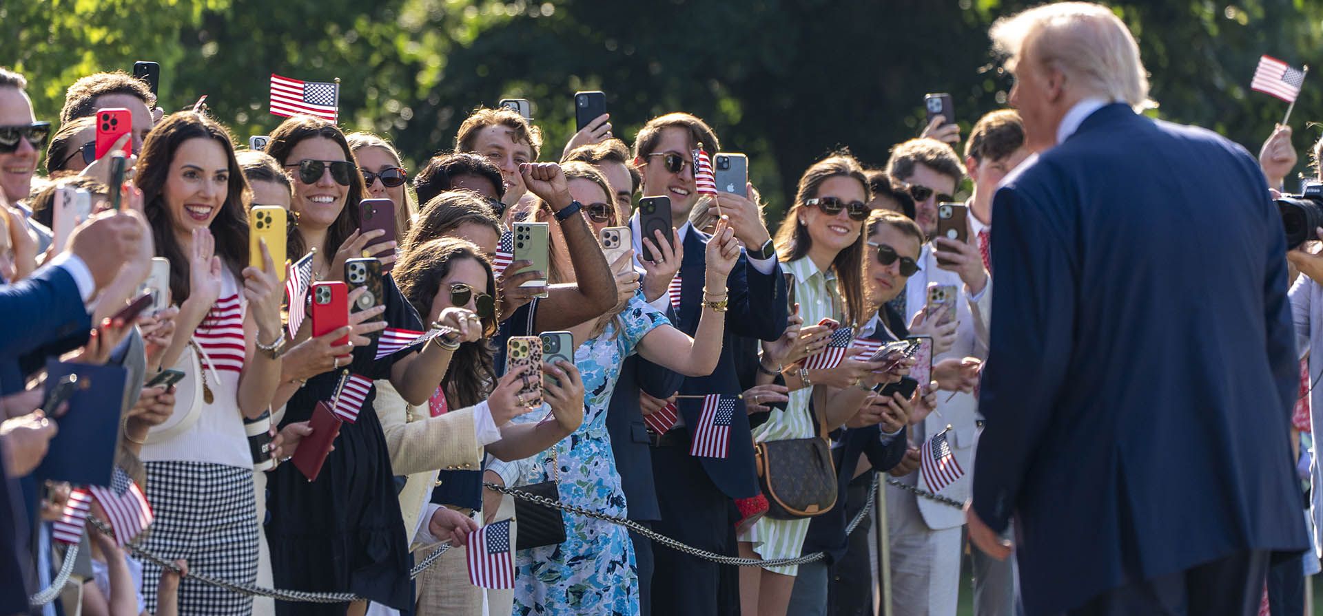 El presidente Donald Trump habla con la prensa antes de partir a bordo del Marine One desde el Jardín Sur de la Casa Blanca, el viernes 25 de julio de 2025, en Washington. El presidente viaja a Escocia. (Foto AP/Alex Brandon) El presidente Donald Trump habla con la prensa antes de partir a bordo del Marine One desde el Jardín Sur de la Casa Blanca, el viernes 25 de julio de 2025, en Washington. El presidente viaja a Escocia. (Foto AP/Alex Brandon)