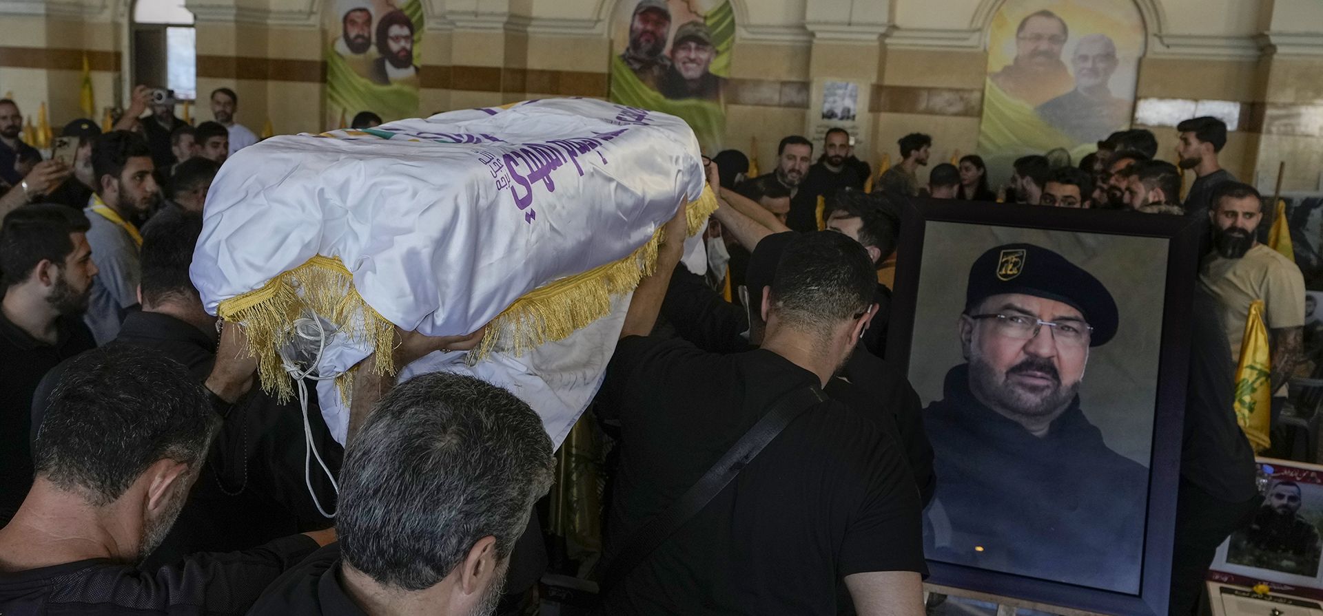 Los dolientes llevan el ataúd de un familiar, muerto en los ataques aéreos israelíes, antes del entierro en el cementerio de Al-Hawra Zeinab, en el suburbio sur de Beirut, el martes 24 de septiembre de 2024. (Foto AP/Bilal Hussein) Los dolientes llevan el ataúd de un familiar, muerto en los ataques aéreos israelíes, antes del entierro en el cementerio de Al-Hawra Zeinab, en el suburbio sur de Beirut, el martes 24 de septiembre de 2024. (Foto AP/Bilal Hussein)