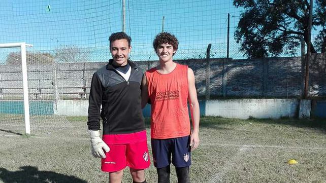 Los arqueros David Correa y Néstor Fernández entrenan con el plantel profesional del Decano