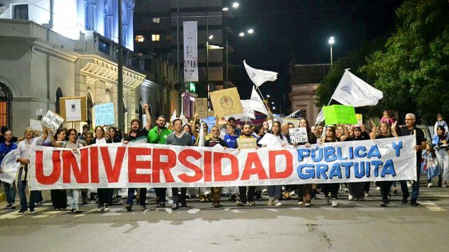 Una multitud marchó en defensa de la universidad pública en Concepción del Uruguay