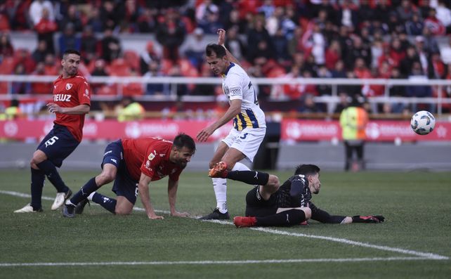 Uno de los partidos de visitante que dirigió Lequi fue derrota: ante Independiente, con equipo alternativo.