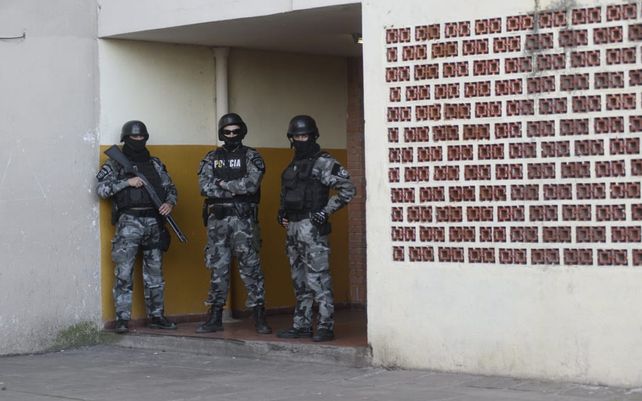 Fuerte custodia en uno de los domicilios en Grandoli y Sánchez de Thompson.&nbsp;