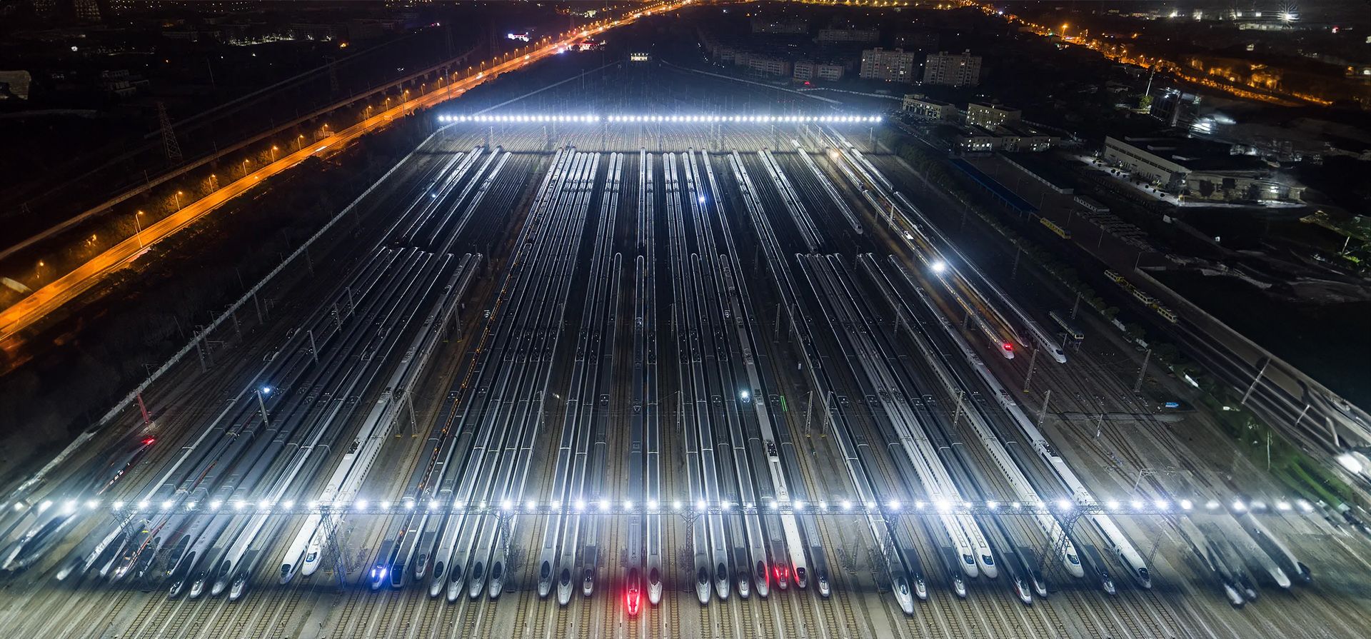 Los trenes de alta velocidad están alineados después de someterse a mantenimiento en preparación para el pico anual de viajes del Año Nuevo Lunar, en una base en la provincia central de Hubei, Wuhan, China. Fotografía: AFP/Getty Images Los trenes de alta velocidad están alineados después de someterse a mantenimiento en preparación para el pico anual de viajes del Año Nuevo Lunar, en una base en la provincia central de Hubei, Wuhan, China. Fotografía: AFP/Getty Images