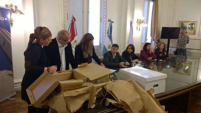 La apertura de sobres se realizó en el Palacio de los Leones.