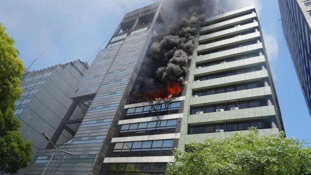 Se incendió un edificio lindero a la Secretaría de Trabajo en Buenos Aires