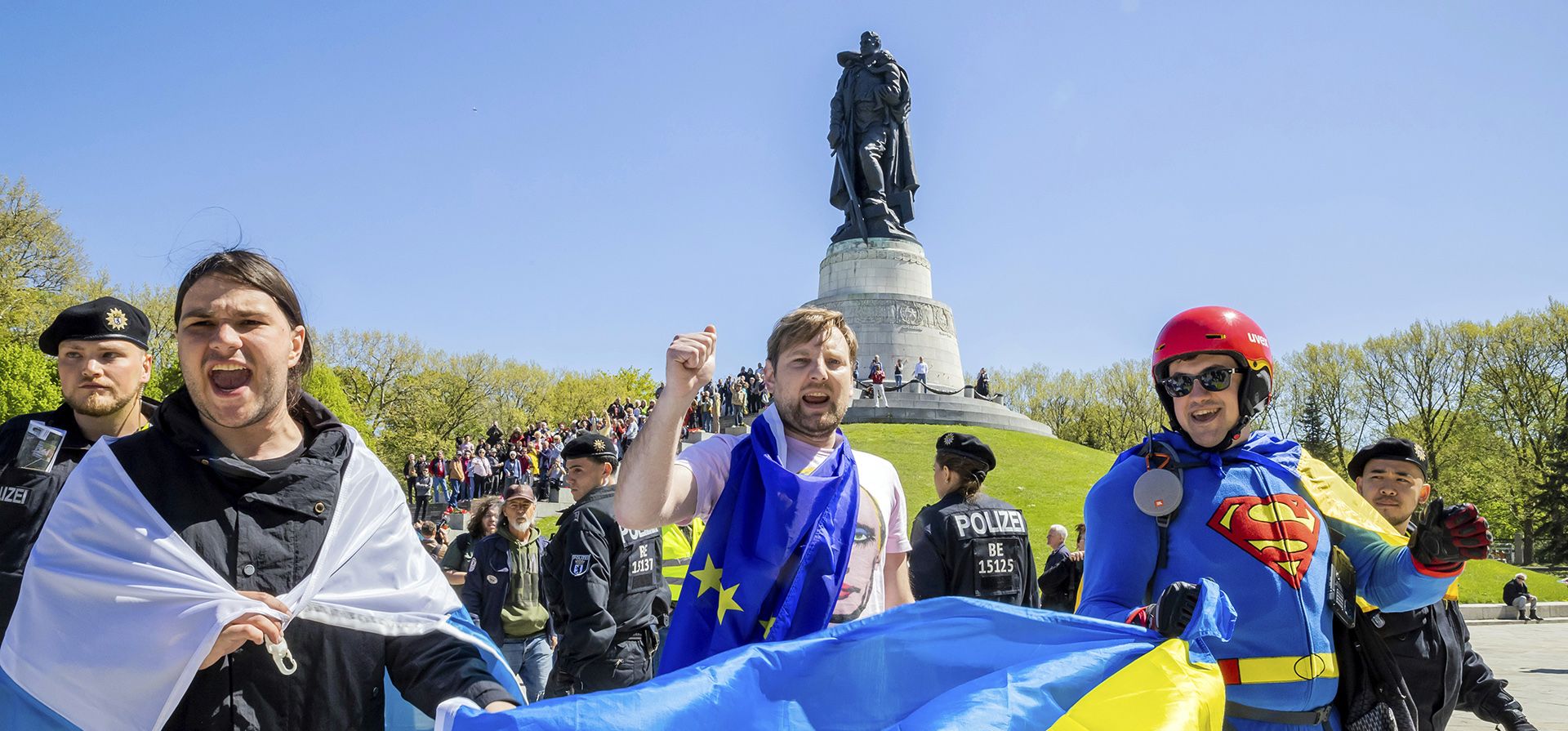 Activistas pro-ucranianos o miembros de la oposición rusa sostienen una bandera de Ucrania durante una conmemoración de la victoria de Rusia en la guerra germano-soviética en el Memorial Soviético en Treptow Park, Berlín, el martes 9 de mayo de 2023. El 8 y 9 de mayo marca el 78º aniversario de la liberación del nazismo. (Christoph Soeder/dpa vía AP)