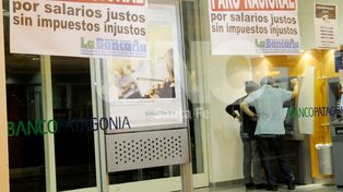 Sin bancos hasta el jueves, pero con dinero en cajeros automáticos de la calle
