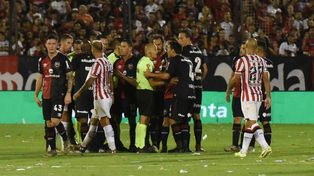Reclamo. Gabrielli habla con el l&iacute;nea Verlotta. Debi&oacute; ser penal ante Estudiantes.&nbsp;