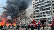ucrania: rescatan sobrevivientes del edificio bombardeado por rusia