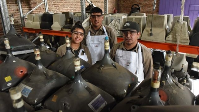 Felices. Algunos de los integrantes de la cooperativa junto a los monitores y piezas de computadoras que reciclan.&nbsp;