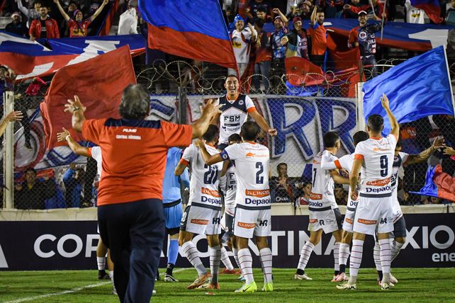 Hasta la vitoria siempre. Los jugadores de Córdoba celebran la gran victoria frente a un equipo de primera división.