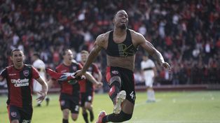 Willer Ditta corre a celebrar el segundo leproso.