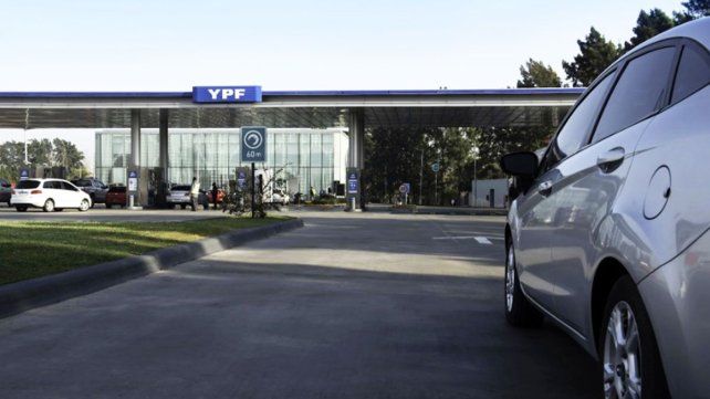 Los precios de los combustibles subieron 2% a pesar de que el Gobierno postergó el alza de un impuesto