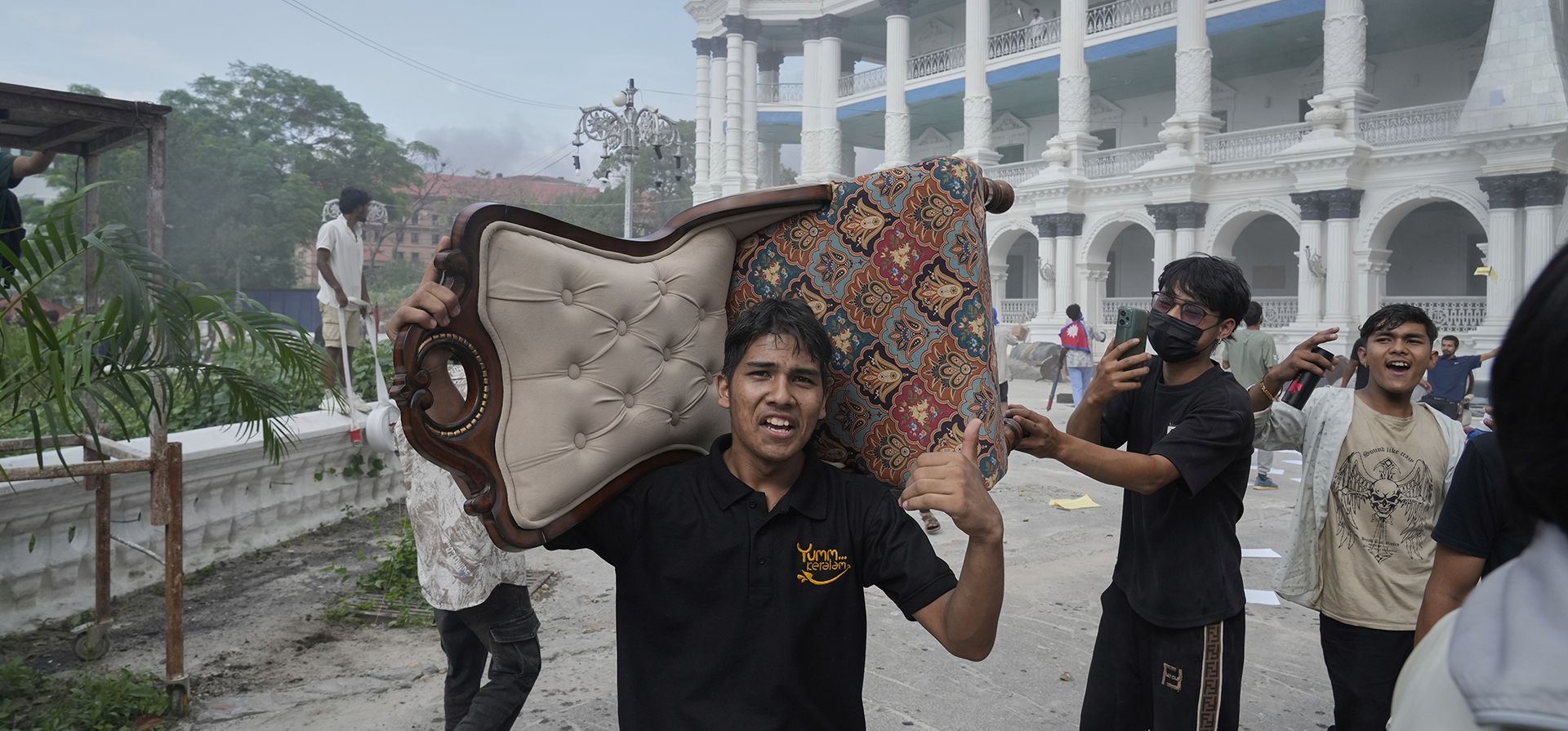 Un manifestante lleva una silla desde el Singha Durbar, sede de los ministerios y oficinas del gobierno de Nepal, durante una protesta contra la prohibición de las redes sociales y la corrupción en Katmandú, Nepal, el martes 9 de septiembre de 2025. (Foto AP/Niranjan Shrestha) Un manifestante lleva una silla desde el Singha Durbar, sede de los ministerios y oficinas del gobierno de Nepal, durante una protesta contra la prohibición de las redes sociales y la corrupción en Katmandú, Nepal, el martes 9 de septiembre de 2025. (Foto AP/Niranjan Shrestha)