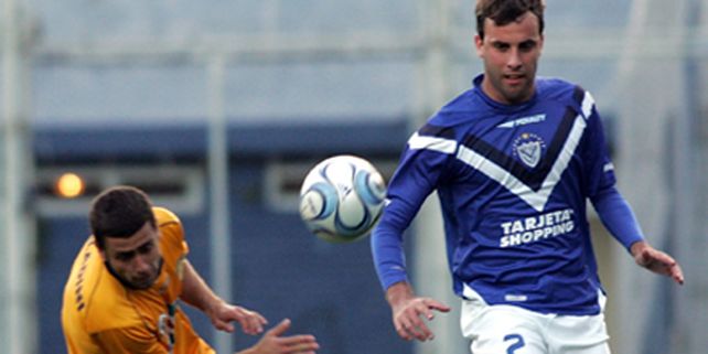 Tras ir ganando, Central se desdibuj&oacute; y cay&oacute; frente a V&eacute;lez