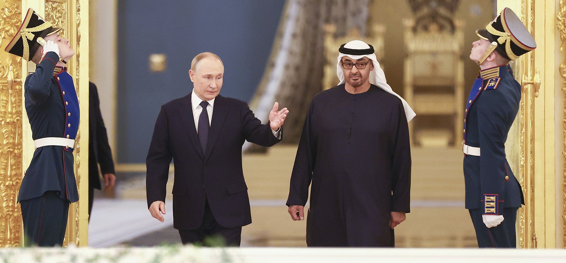 El presidente ruso, Vladimir Putin y el presidente de los Emiratos Árabes Unidos, el jeque Mohammed bin Zayed Al Nahyan, ingresan a un salón antes de su reunión en el Kremlin en Moscú, Rusia, el lunes 24 de octubre de 2024. (Artyom Geodakyan, Sputnik, Kremlin Pool Photo via AP) El presidente ruso, Vladimir Putin y el presidente de los Emiratos Árabes Unidos, el jeque Mohammed bin Zayed Al Nahyan, ingresan a un salón antes de su reunión en el Kremlin en Moscú, Rusia, el lunes 24 de octubre de 2024. (Artyom Geodakyan, Sputnik, Kremlin Pool Photo via AP)