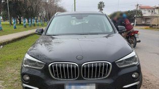 Peligro al volante de un BMW: arrastró a un inspector de tránsito 7 metros con su auto
