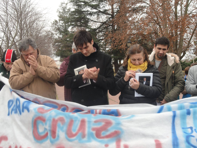Los familiares de Juan Cruz Ibañez en una movilización en Murphy reclamando justicia por el crimen.