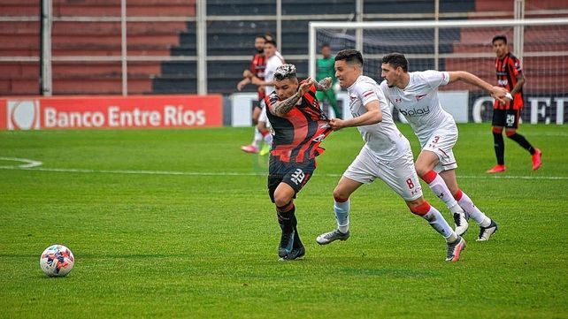 Patronato no supo defender la victoria y perdió 2-1 en el Grella ante Estudiantes.