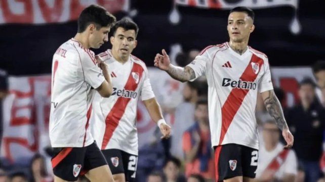 Gonzalo Montiel es consolado por Marcos Acuña y Kevin Castaño.