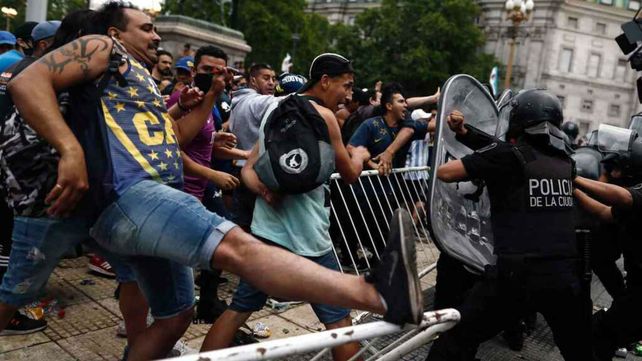 El gobierno nacional y el de la ciudad de Buenos Aires entablaron una polémica sobre la seguridad en el velatorio de Maradona.&nbsp;