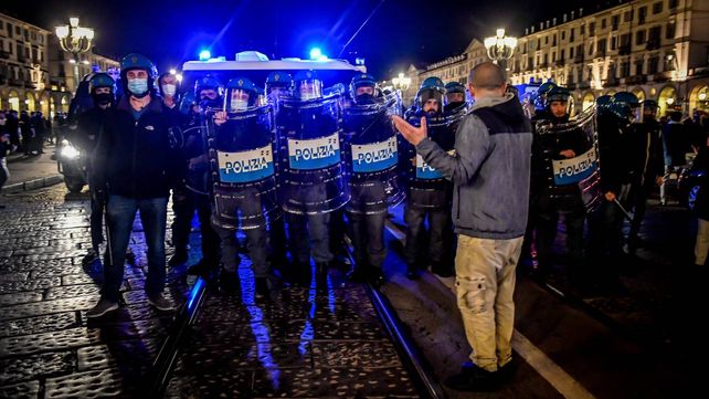 E﻿n algunas ciudades italianas hubo protestas contra el último decreto de cierre del gobierno.