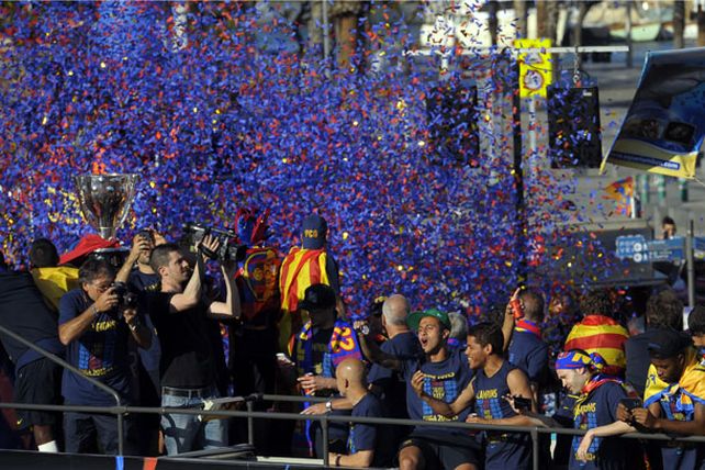 Messi encabezó los festejos del campeón por las calles de Barcelona
