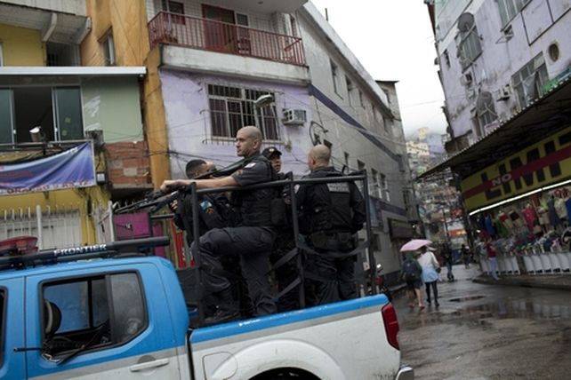 favela. Una brigada patrulla la Rocinha