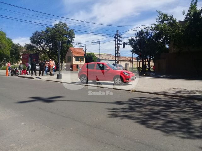 Impacto. En el cantero central de bulevar se dio la colisión.&nbsp;