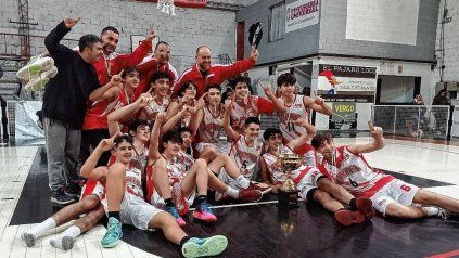 Los chicos de Paraná celebran la conquista en el Entrerriano.