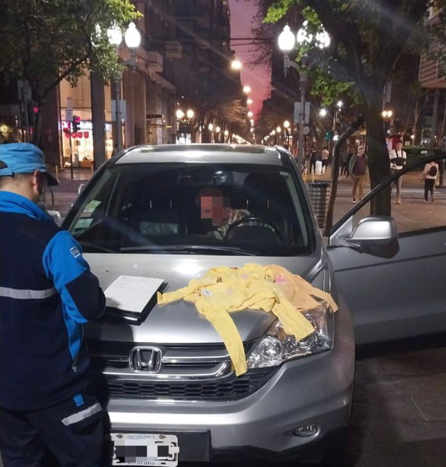 Un empresario dio positivo de narcolemia tras chocar cerca del Monumento