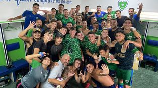 Pura alegría. El plantel de Morning &nbsp;Star celebra la importante victoria ante Rosario Central por 6 a 5 y el vestuario del verde fue un carnaval.&nbsp; 