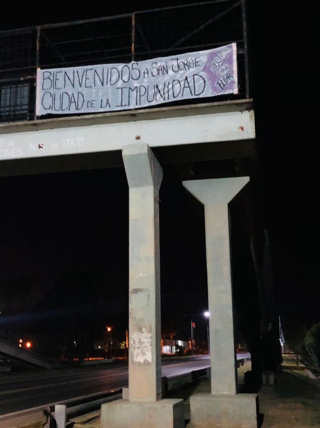 La ciudad de San Jorge amaneció con pintadas reclamando justicia