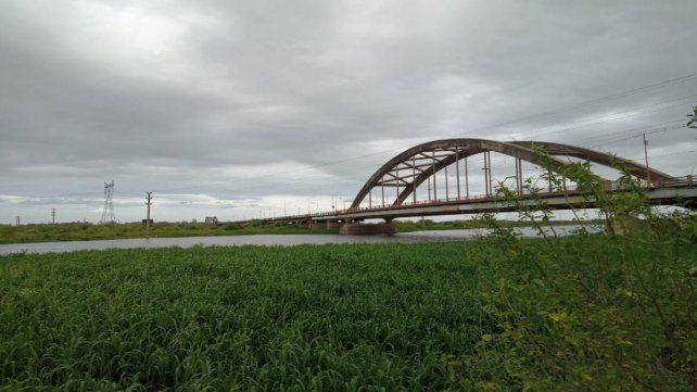 Crecida del río Salado frente a la costa de Santo Tomé.